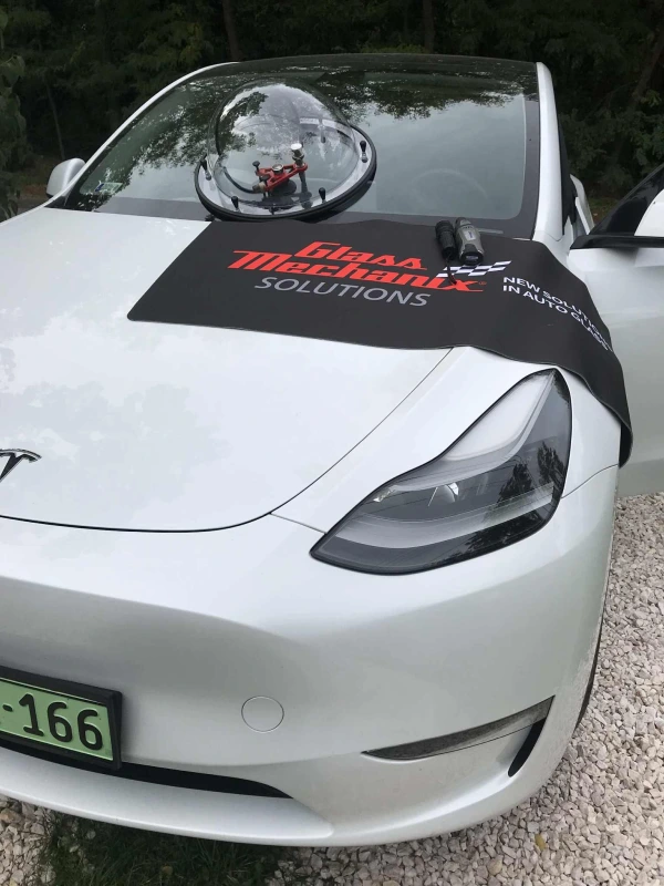 Mobil Tesla szélvédő javítás Budapest 14. kerület vákuumtechnológiás kőfelverődés javítás