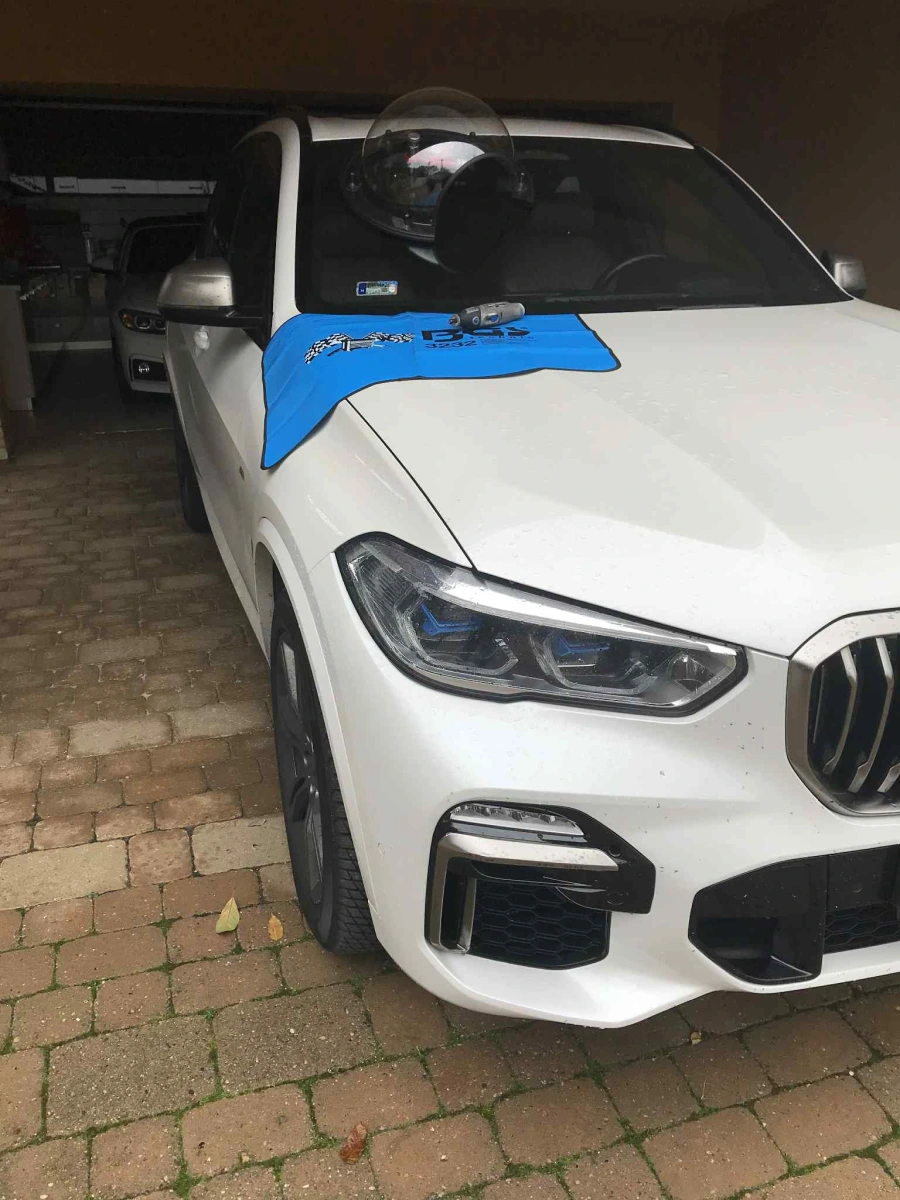 Vákuumbúrás szélvédő javítás folyamata egy BMW típusú autón a 16. kerületben.